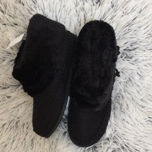 Girls warm and Fuzzy black Winter 🥶 boots.